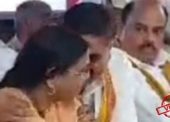 पहले हाथ दबाया, विरोध किया तो कंधा दबाकर हंसने लगे… BJP MP सतीश गौतम MLA मुक्ता राजा का वीडियो हुआ वायरल