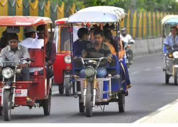 दिल्ली में दर्दनाक हादसा: ई-रिक्शा पलटने से दो लोगों की मौत, दो लोग घायल