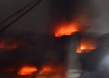आगरा में शू फैक्ट्री में लगी भीषण आग: शास्त्रीपुरम में सी ब्लॉक में है फैक्ट्री, कई फायर ब्रिगेड आग बुझाने में जुटीं