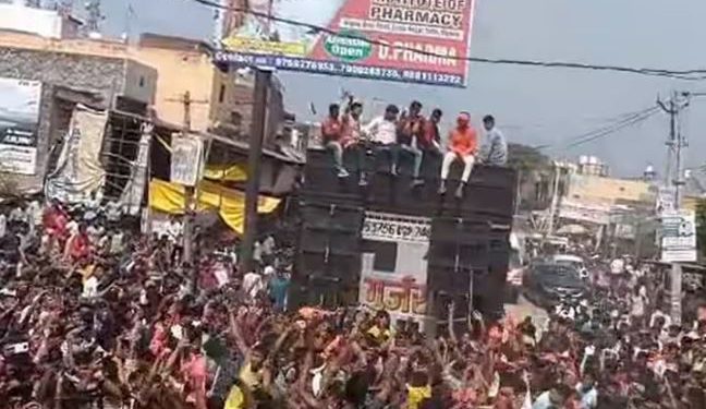 बरेली में शोभा यात्रा के दौरान बड़ा हादसा, हाईटेंशन तार की चपेट में आने से VHP के तीन कार्यकर्ता झुलसे