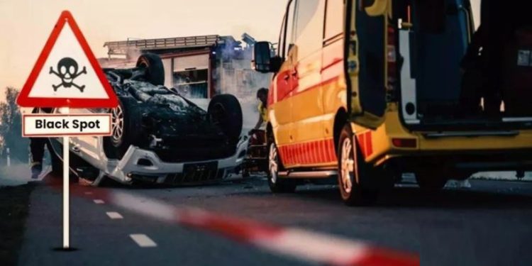 राखी बंधवाने जा रहे थे दंपती: कार को तीन किमी तक घसीटता ले गया ट्रक, पुलिस ने रोका; दृश्य देख कांप गए लोग