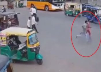 झांसी में वैन से कूद कर भागे 3 कैदी, 11 पुलिसवालों पर केस दर्ज, सामने आया Video