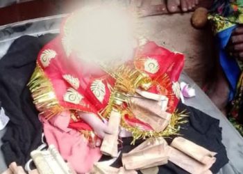 देवी बनी 7 महीने की बच्ची, दूर-दूर से आ रहे लोग, पूजा कर चढ़ा रहे पैसे