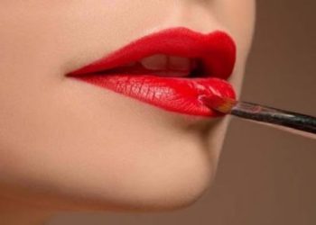 रात को सोने से पहले पत्नी ने लगाई थी लिपस्टिक, सुबह होते ही पति ने जमकर काटा बवाल, जानें पूरा मामला