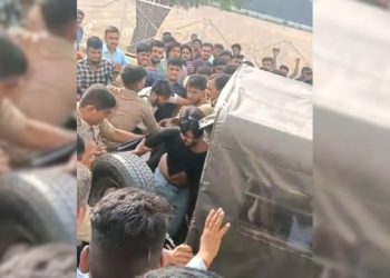 Lucknow University में जमकर छात्रों के दो गुटों में चल लात-घूसे, पुलिस के सामने युवक की हुई पिटाई