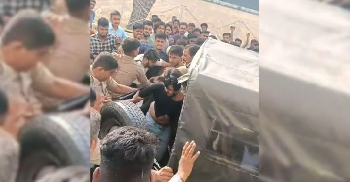 Lucknow University में जमकर छात्रों के दो गुटों में चल लात-घूसे, पुलिस के सामने युवक की हुई पिटाई