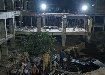 लखनऊ में निर्माणाधीन अपार्टमेंट की मिट्टी धंसी, 2 की मौत: डेढ़ महीने की बच्ची, पिता की जान गई, 12 मजदूरों का रेस्क्यू; पार्किंग बनाते समय हादसा