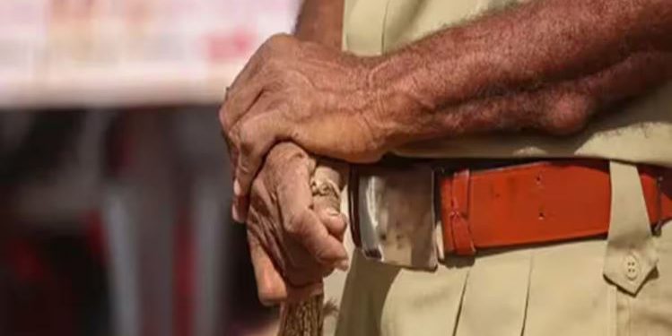 खेत मे पशु घुसने का आरोप, महिला को पीटा