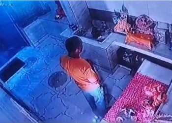 यूपी: मंदिर में पूजा की, प्रसाद चढ़ाया, हाथ जोड़े… फिर लड्डू गोपाल की मूर्ति ले उड़ा चोर