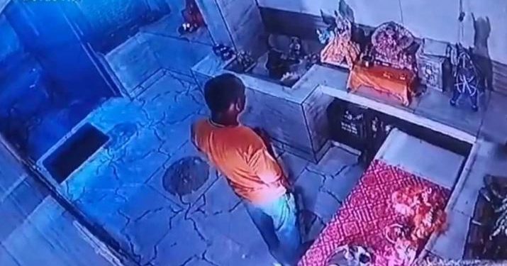 यूपी: मंदिर में पूजा की, प्रसाद चढ़ाया, हाथ जोड़े… फिर लड्डू गोपाल की मूर्ति ले उड़ा चोर