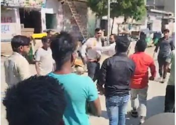 Greater Noida में ऑटो चालक ने ट्रैफिक पुलिस से की अभद्रता, महिला ने भी कॉलर पकड़ा; VIDEO आया सामने