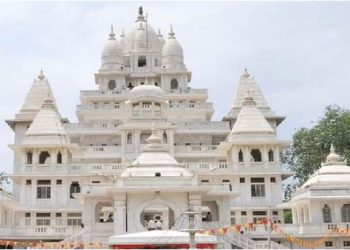 मथुरा के इस बड़े मंदिर में ड्रेस कोड लागू, जानें जींस-फ्रॉक समेत किन कपड़ों में आने की मनाही