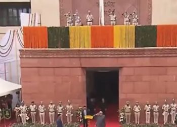 नए संसद भवन में उपराष्ट्रपति धनखड़ ने फहराया तिरंगा, कल से संसद का विशेष सत्र