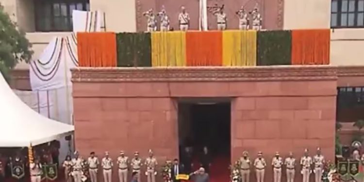 नए संसद भवन में उपराष्ट्रपति धनखड़ ने फहराया तिरंगा, कल से संसद का विशेष सत्र