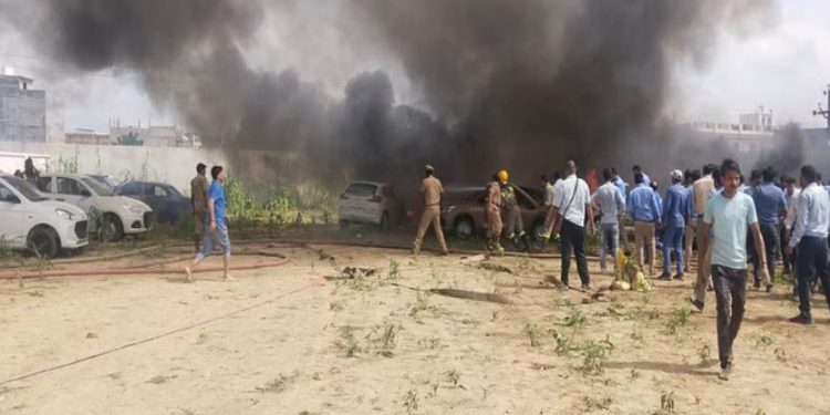 UP में मारुति के गोदाम में लगी आग, 16 गाड़ियां जलकर राख, सिलेंडर फटने से हुआ ब्लास्ट