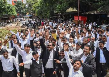 वकीलों का आंदोलन लंबा खिंचेगा!, हापुड़ लाठीचार्ज के खिलाफ आक्रोशित अधिवक्ता सड़क पर उतरे