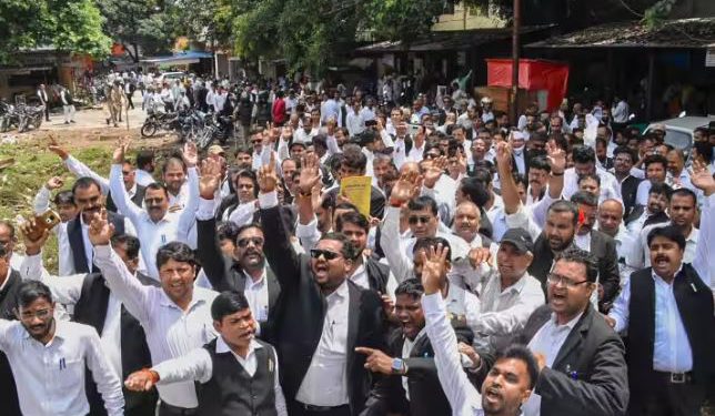 वकीलों का आंदोलन लंबा खिंचेगा!, हापुड़ लाठीचार्ज के खिलाफ आक्रोशित अधिवक्ता सड़क पर उतरे