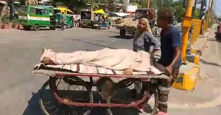 बेबसी: जवान बेटे की लाश ठेले पर लेकर बिलखती रही मां, आंखें मूंदे सामने से गुजरते रहे लोग, पुलिस ने निभाया फर्ज