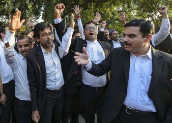 UP में आज से काम पर लौट रहे वकील, योगी सरकार ने इन मांगों पर जताई सहमति