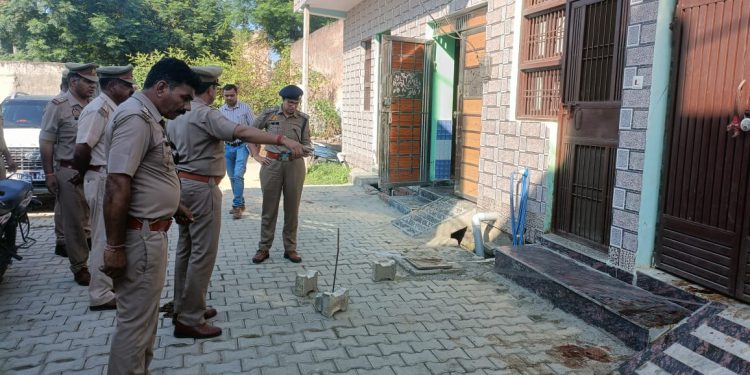 घर में घुसकर दिनदहाड़े गोली मारकर महिला की हत्या, बदमाश फरार, पुलिस तलाश में जुटी