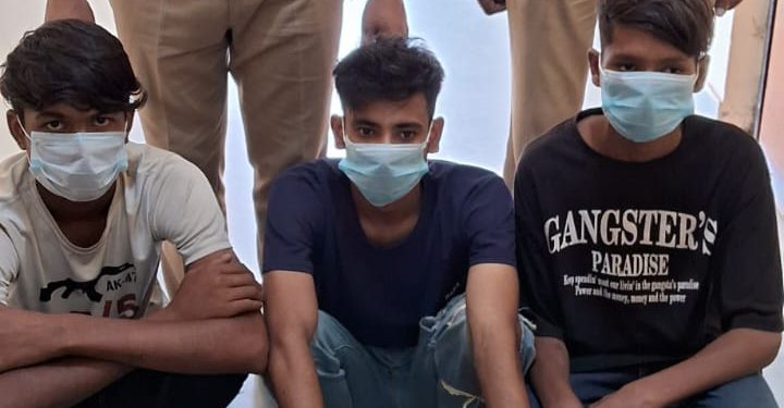 बंद पड़े मकान में चोरी करने वाले तीन शातिर चोरों को पुलिस ने किया गिरफ्तार
