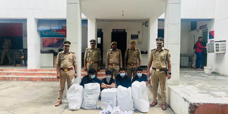 मॉल में अवैध शराब बेचने वाले चार तस्करो को पुलिस ने किया गिरफ्तार