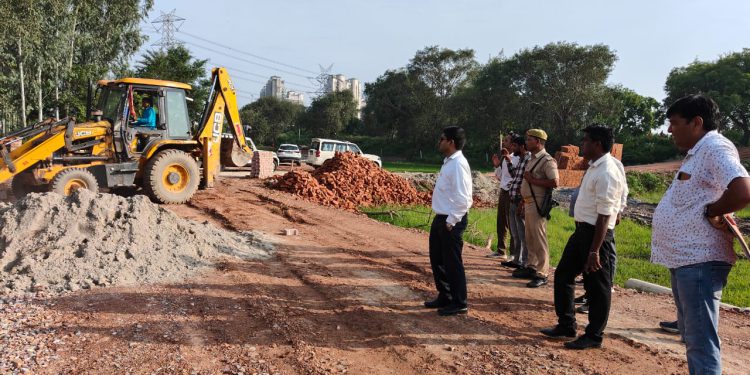 डूब क्षेत्र में अवैध निर्माण पर प्रशासन का चला बुलडोजर, करोड़ो की जमीन से अवैध निर्माण को किया ध्वस्त