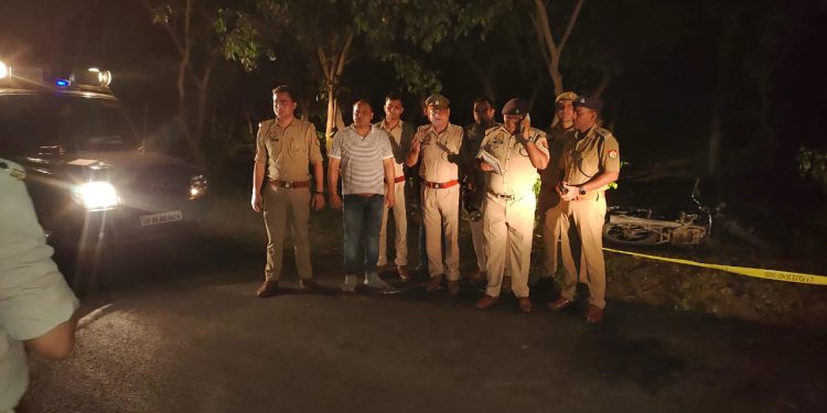 चैकिंग के दौरान पुलिस की बदमाश से हुई मुठभेड़, अवैध तमंचा, कारतूस व बाइक बरामद