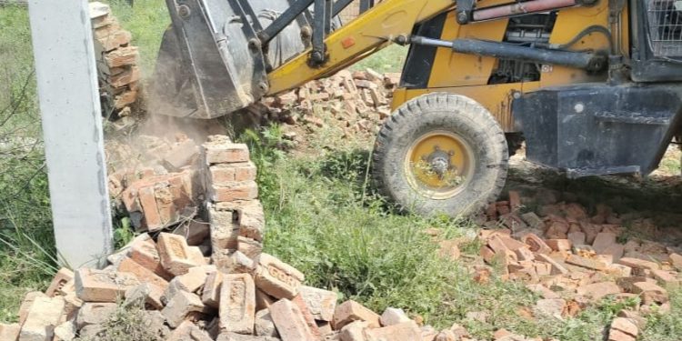 ग्रेटर नोएडा प्राधिकरण ने 3 हजार वर्ग मीटर जमीन पर अतिक्रमण को किया ध्वस्त