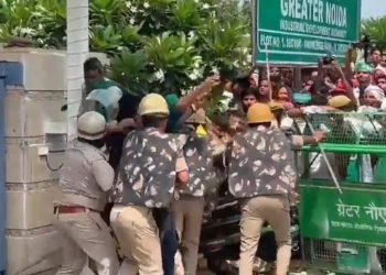 ग्रेटर नोएडा अथॉरिटी पर किसानों ने हल्लाबोल प्रदर्शन कर की तालाबंदी, किसानों व पुलिस के बीच हुई नोकझोंक