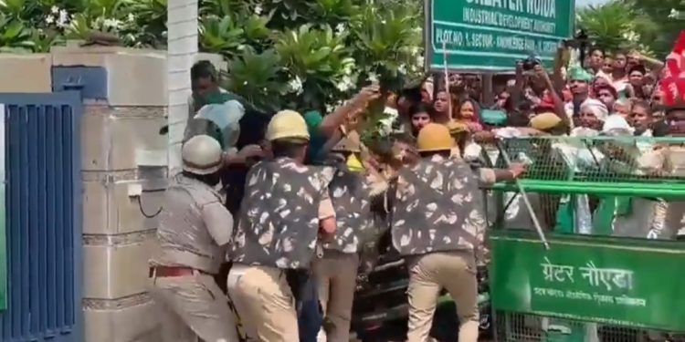 ग्रेटर नोएडा अथॉरिटी पर किसानों ने हल्लाबोल प्रदर्शन कर की तालाबंदी, किसानों व पुलिस के बीच हुई नोकझोंक
