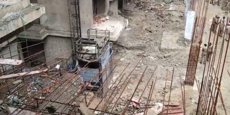 निर्माणाधीन बिल्डिंग की लिफ्ट गिरने से चार मजदूरों की मौत, कई गंभीर रूप से घायल