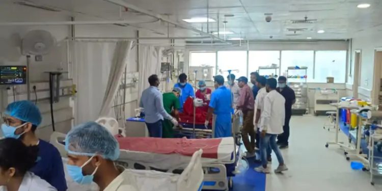 लिफ्ट हादसे में मरने वालों की संख्या हुई आठ, एक की हालत अभी भी गंभीर