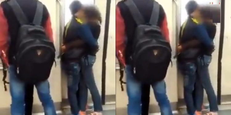 कपल ने चलती मेट्रो में सबके सामने किया किस, हैरानी से देखने लगे लोग; VIDEO वायरल
