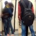 कपल ने चलती मेट्रो में सबके सामने किया किस, हैरानी से देखने लगे लोग; VIDEO वायरल
