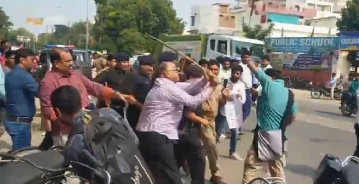 इलाहाबाद सेंट्रल यूनिवर्सिटी में फिर हंगामा, प्रोफेसर ने छात्रों पर बरसाई लाठियां