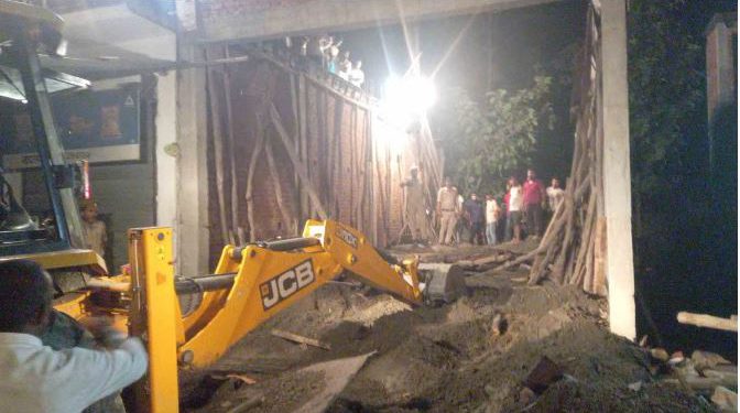 गोंडा में निर्माणधीन मकान की छत गिरने से हादसा: हादसे में एक मजदूर की मौत, 3 मजदूर घायल; रेस्क्यू ऑपरेशन जारी