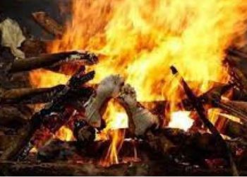 बांदा: चिता पर शव में हलचल से हैरान हो गए लोग, डेड बॉडी को लेकर भागे अस्पताल, फिर हुआ ये