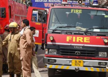 दिल्ली में दर्दनाक हादसा: परिवार के सोते समय आधी रात को घर में लगी आग, महिला की जलकर मौत; पति व दो बेटे झुलसे