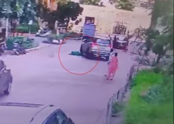 Noida News: महागुन मॉडर्न सोसायटी परिसर में टहल रही बुजुर्ग महिला को कार ने रौंदा, अस्पताल में तोड़ा दम