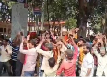 महोबा में प्रतिमा विसर्जन के दौरान बवाल, अबीर-गुलाल को लेकर दूसरे समुदाय से भिड़ंत, तीन गिरफ्तार