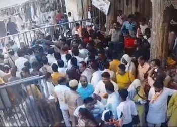 बांके बिहारी मंदिर में भाजपा कार्यकर्ता और मंदिर के सुरक्षा गार्ड के बीच मारपीट