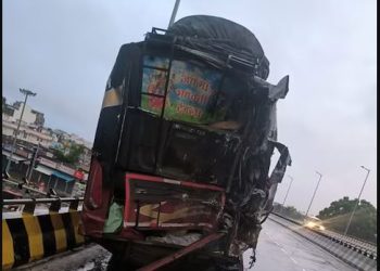 Ayodhya: एनएच-27 पर भीषण सड़क हादसा, गुरुग्राम से बिहार जा रही बस और ट्रक की टक्कर, 2 यात्रियों की मौत, 9 घायल