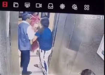 Noida VIDEO: लिफ्ट में कुत्ता ले जाने को लेकर विवाद, रिटायर्ड IAS और महिला के बीच मारपीट