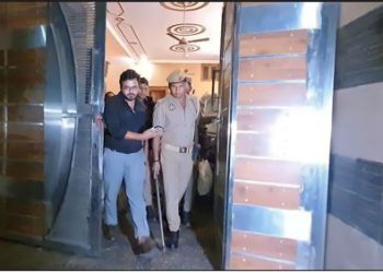 रामपुर: छापेमारी में आजम के करीबी ठेकेदार के घर से 20 लाख का सोना और नकदी बरामद