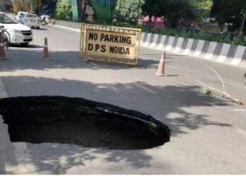 नोएडा में गाड़ियों की आवाजाही के बीच अचानक धंसा सड़क का 15 फीट हिस्सा, सामने आया वीडियो