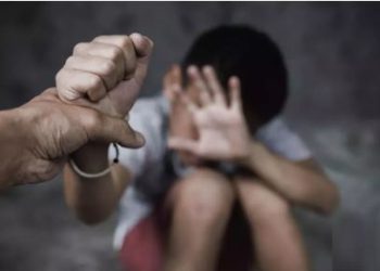 आधी रात में छात्र को अश्लील मैसेज करती है टीचर, यौन संबंध और धर्मांतरण का बनाती है दवाब