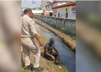 कोतवाली के सामने युवक ने मिट्टी का तेल उड़ेला, लगाई आग, मचा हड़कंप