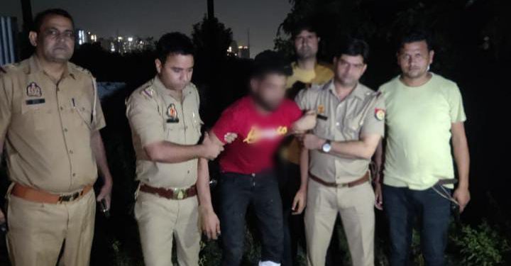 घर में घुसकर युवती की हत्या करने वाले आरोपी से पुलिस की हुई मुठभेड़