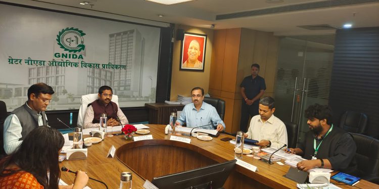 ग्रेटर नोएडा प्राधिकरण की समीक्षा बैठक में शामिल हुए औद्योगिक विकास मंत्री, अधिकारियों को दिए आवश्यक दिशा निर्देश
